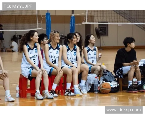 篮球明星四人合照展现团队精神与友谊的精彩瞬间