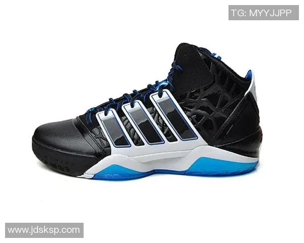 阿迪达斯篮球明星短袖助力运动风潮展现个性魅力与时尚活力